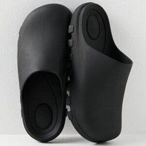 Free People women’s black movement half time clogs